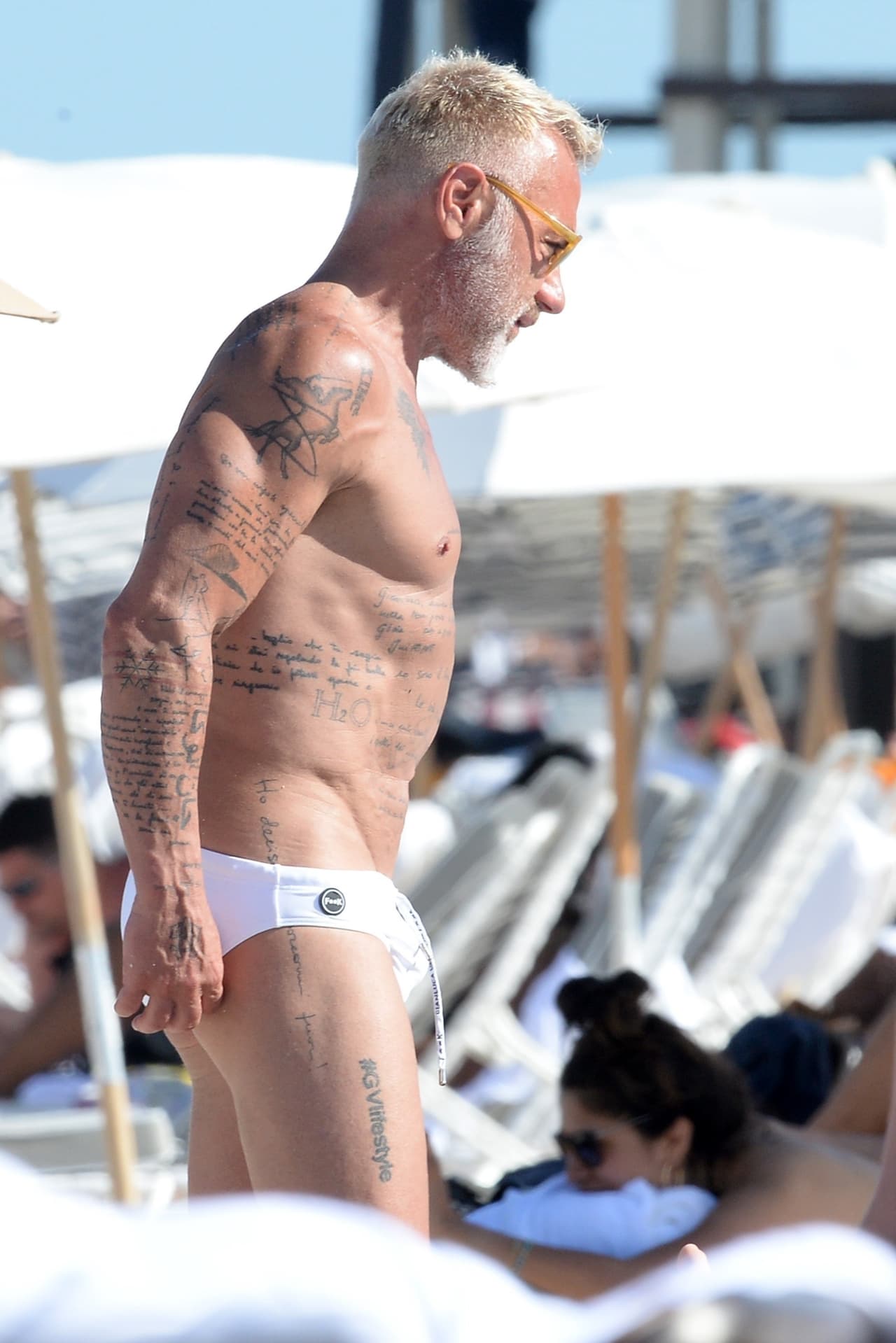 Gianluca Vacchi tiene 49 años de edad y su fortuna proviene de negocios familiares.