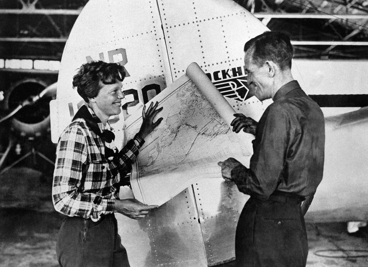Amelia Earhart y Fred Noonan con el mapa de su última ruta en el Pacífico, en mayo de 1937. Llegaron a Nueva Guinea luego de 21 días de viaje. Según detalla el Museo Earhart, ella llegó cansada y enferma allí para comenzar la siguiente etapa del viaje.
<br>