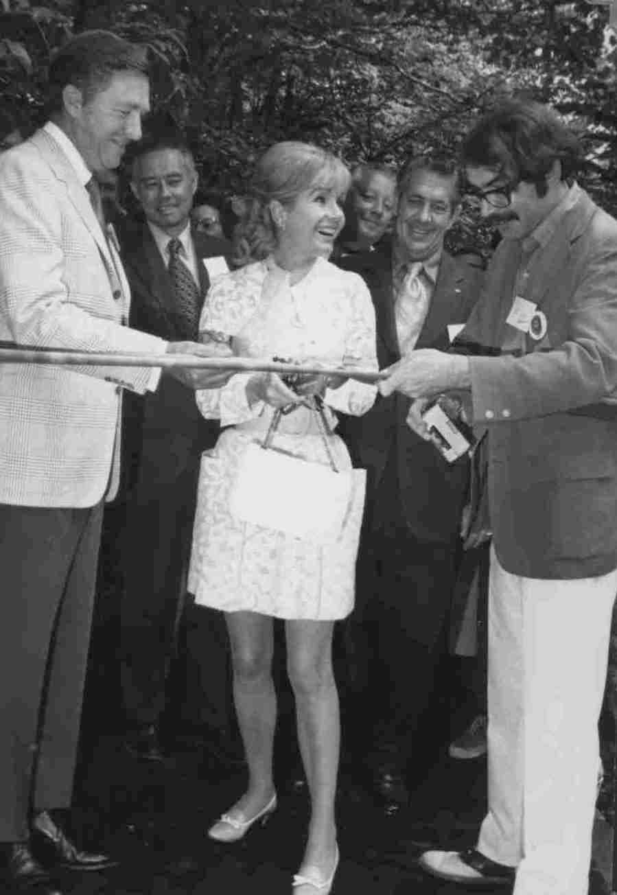 Los años vibrantes del parque estuvieron marcados por visitas de personalidades prominentes como Debbie Reynolds, Carrie Fisher, Muhamed Ali y Ray Bolger, quien interpretó al Espantapájaros en la película original de 1939.