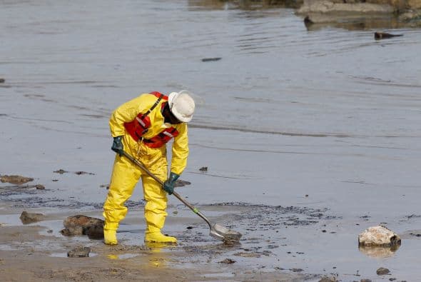 Continúan las labores de limpieza tras derrame de petróleo