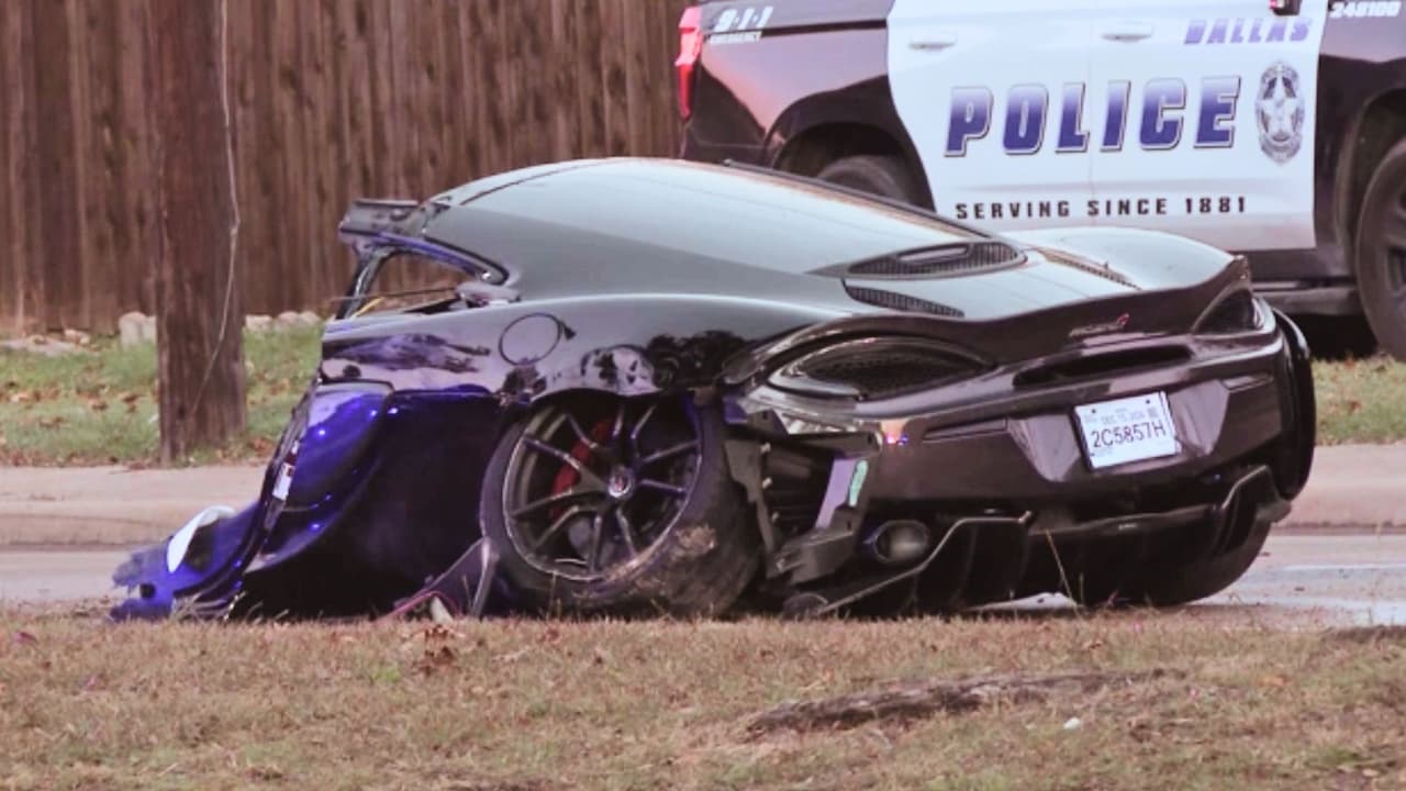 La tarde del lunes 9 de diciembre, a las 3:10 p.m., un accidente fatal sacudió el vecindario de Lake Highlands, Dallas, cuando 
<b>un McLaren de 400 mil dólares impactó violentamente contra un árbol</b> cerca de 
<a href="https://maps.app.goo.gl/Vn86sS9bmNu13VH97" target="_blank">la cuadra 8500 de Abrams Road</a>. La fuerza del choque fue devastadora, resultando en 
<b>la ruptura del vehículo de lujo en dos partes y provocando la muerte de ambos ocupantes, jóvenes de raíces hispanas.</b>