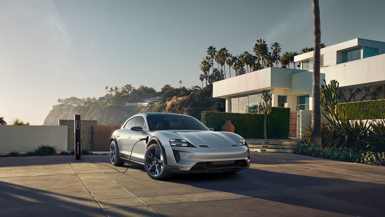 Tanta fuerza y poder requiere de mucha energía. Afortunadamente Porsche nos dice que el sistema de carga rápida del Mission E Cross Turismo le permite adquirir la carga necesaria para recorrer 
<b>62 millas en apenas 4 minutos</b> y para 
<b>250 millas en 15 minutos</b>, lo cual lo coloca en un territorio con el que una gran cantidad de personas puede vivir.