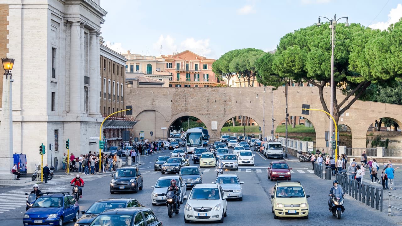 <h3 class="cms-H3-H3">10. Roma, Italia</h3>
<br>Puesto en 2017: 
<b>13</b>
<br>Horas perdidas por habitante en tráfico pesado: 
<b>254</b>