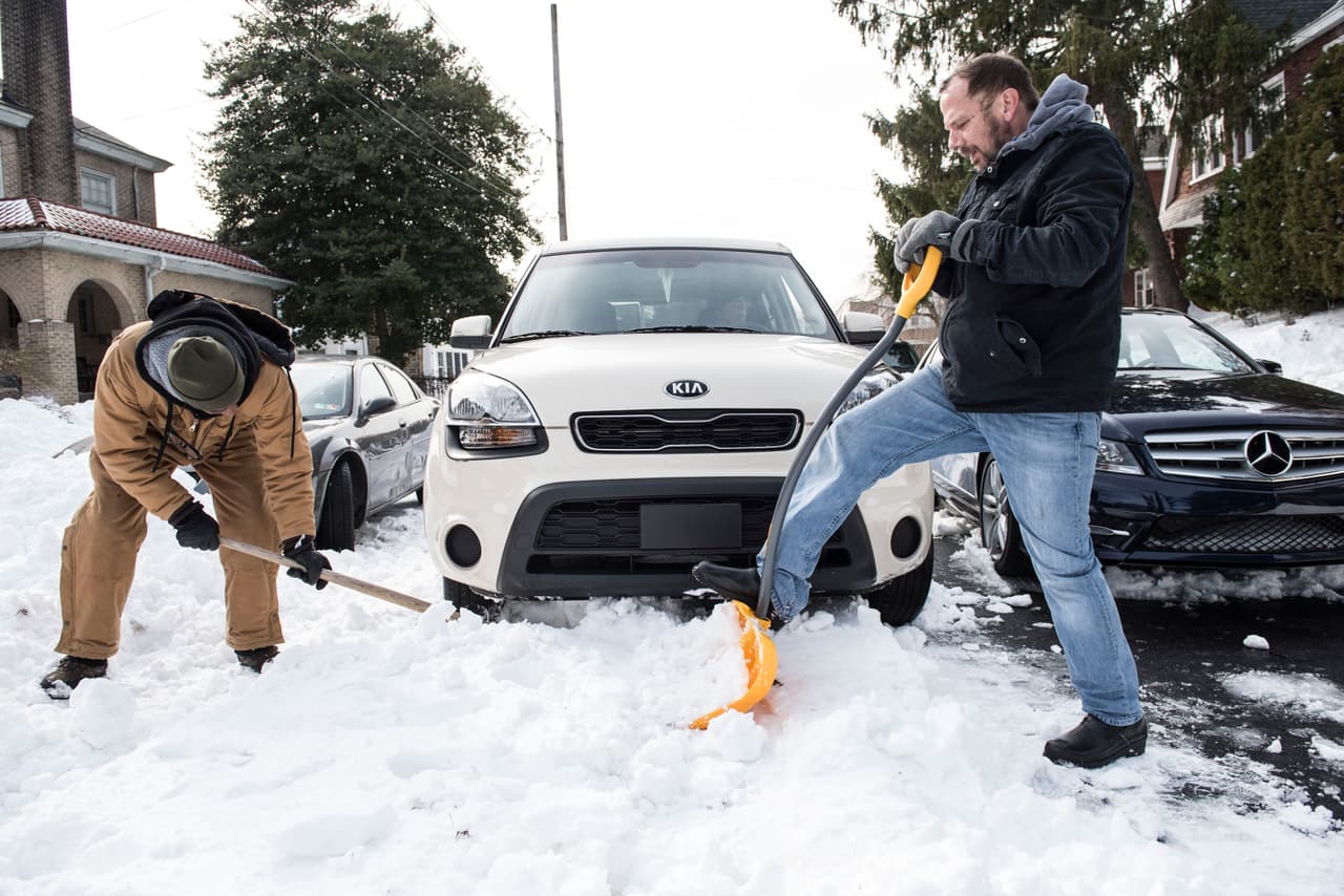 Cuida la postura. Trata de mantener la espalda recta y usar lo más posible los músculos de las piernas. Desplázate al sitio donde estás levantando la pila de nieve en vez de extender los brazos y tratar de lanzarla por encima de tu hombro.
