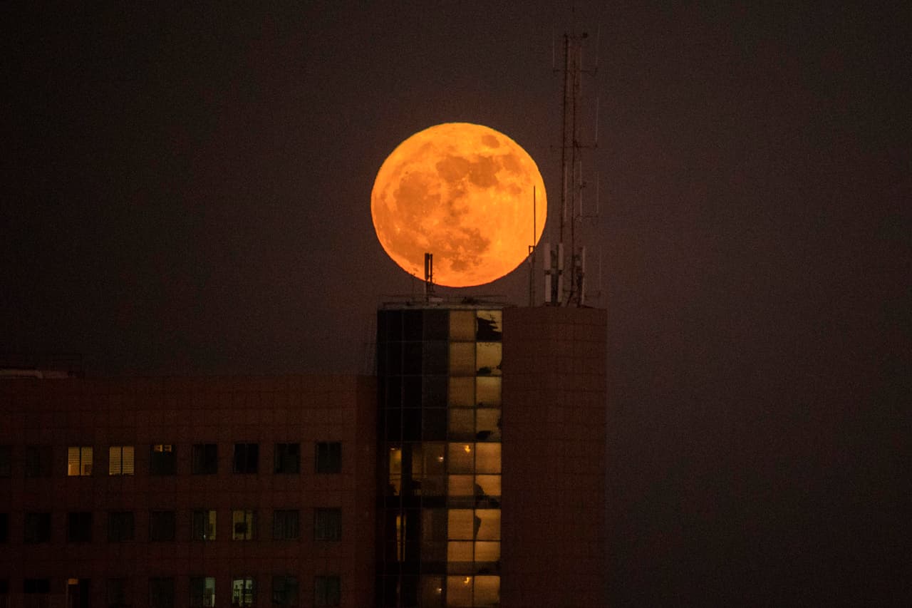 La superluna se vio de color naranja en Netanya, Israel.