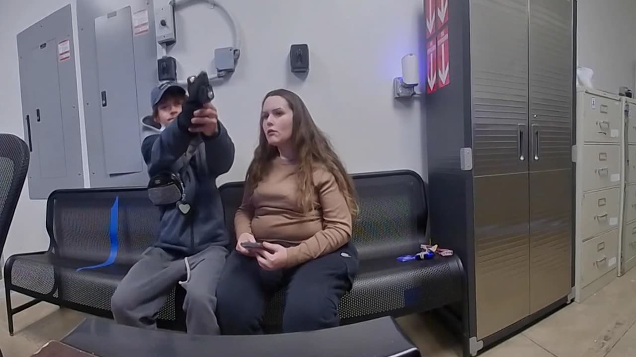 En video: Un joven sospechoso de robar un Walmart intenta dispararle a un policía