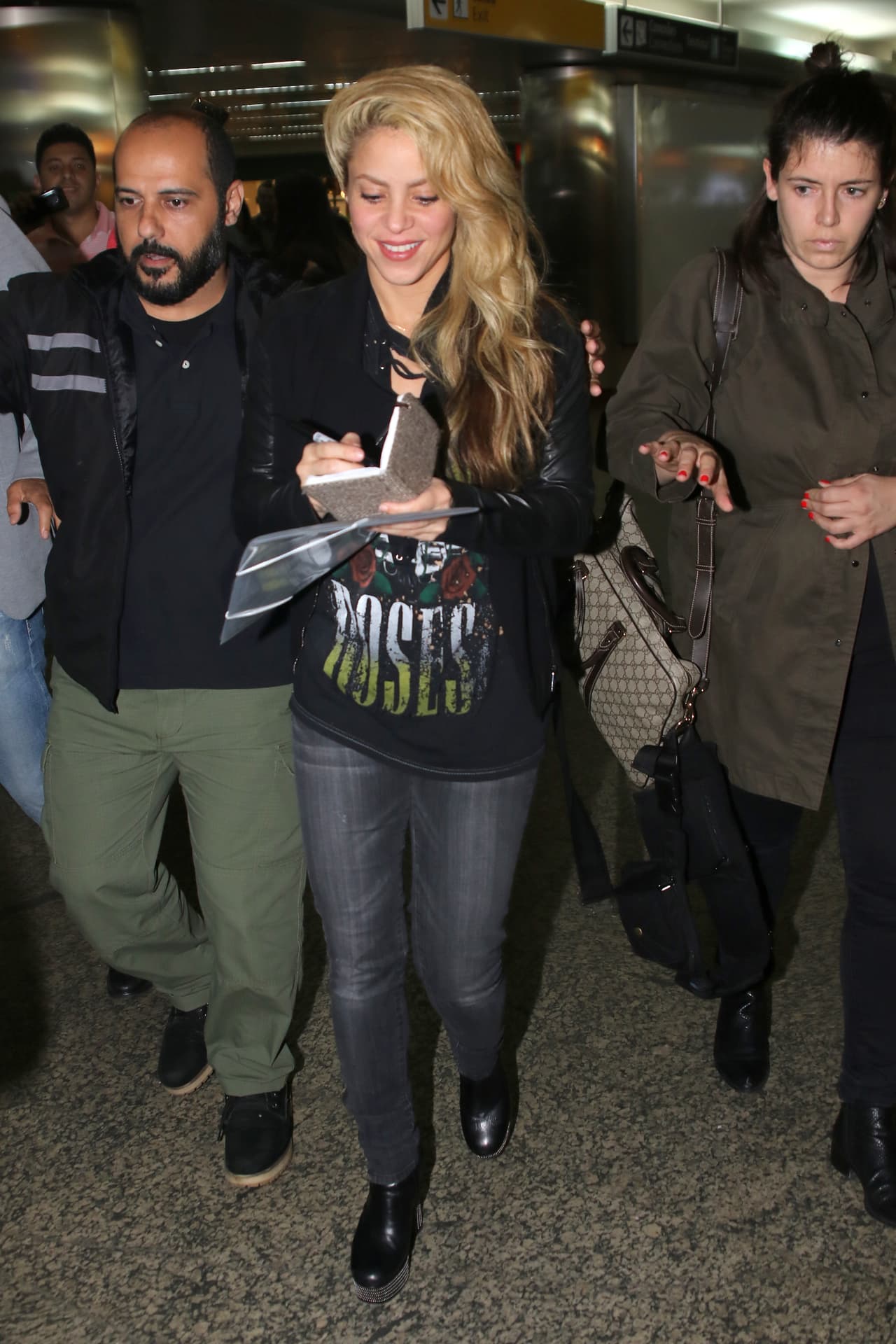 Firmas por aquí, fotos por allá...