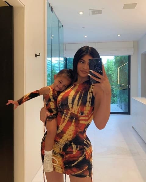 "En realidad (están prohíbas) todas las nueces, no solo los cacahuetes", dijo Jenner, "porque
<b><a href="https://www.univision.com/famosos/stormi-sigue-los-pasos-de-su-madre-kylie-jenner-dice-que-su-hija-esta-obsesionada-con-el-maquillaje-fotos" target="_blank">Stormi es alérgica</a></b>".