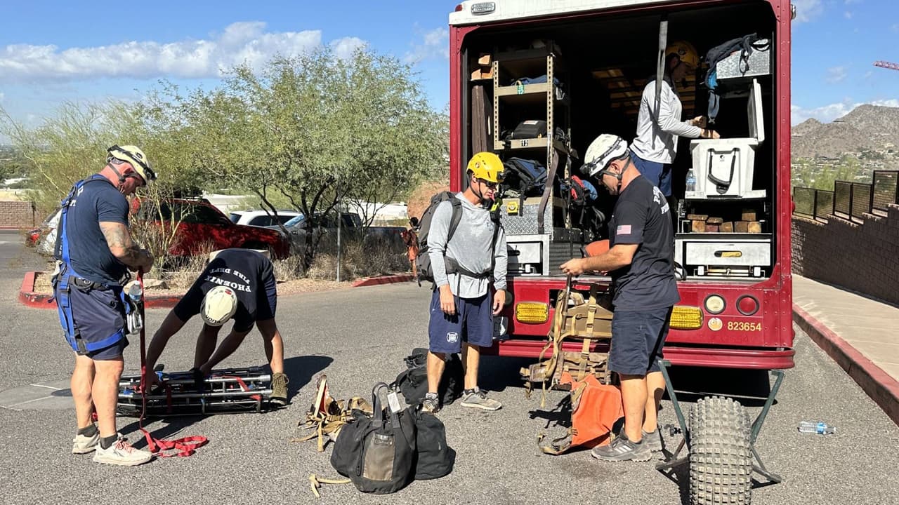 Elementos de los Departamentos de Bomberos de Phoenix y Tempe rescataron a un excursionista que sufrió de sobrecalentamiento cuando recorría un sendero en Camelback Mountain.