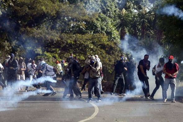 Los choques se desataron luego de que los manifestantes recorrieron un sector del municipio opositor de Baruta (este), en el límite con el chavista Libertador (oeste), y un grupo de ellos se dirigió hacia una transitada autopista en el sector de Bello Monte con el objeto de bloquearla.