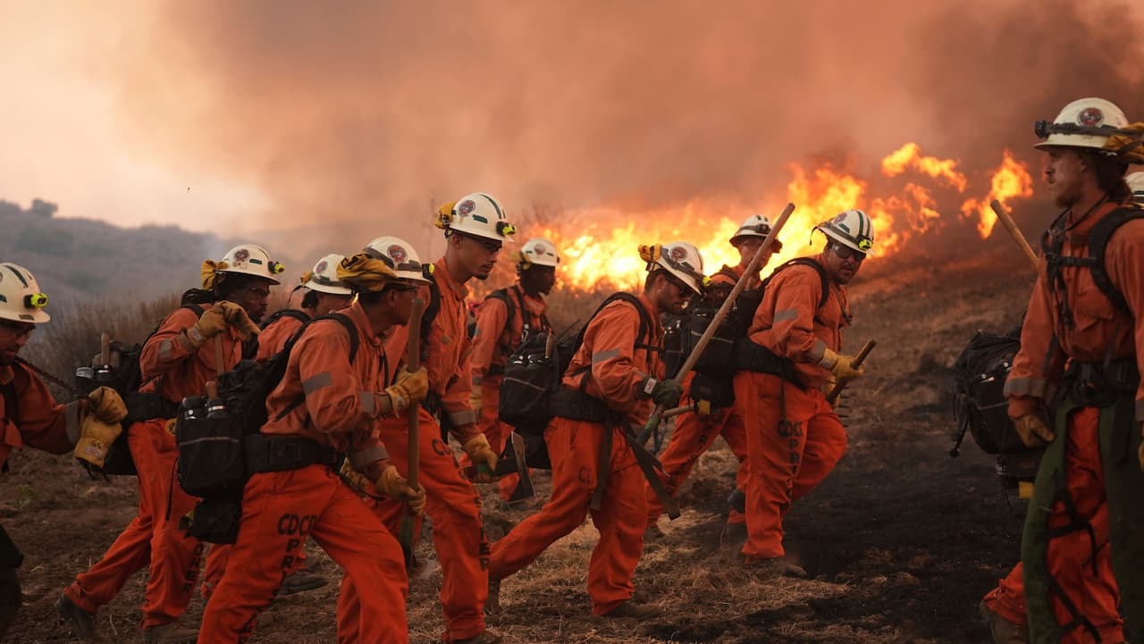 Incendio Canyon avanza sin contención y obliga a evacuaciones masivas al norte de LA