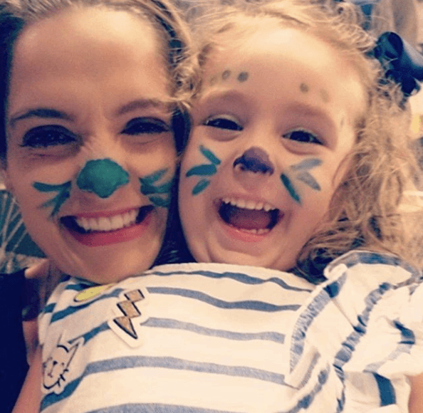 María Esther, también conocida como La Chula, es mamá de dos hermosos hijos y paralelamente lleva a cabo su carrera como locutora radial.