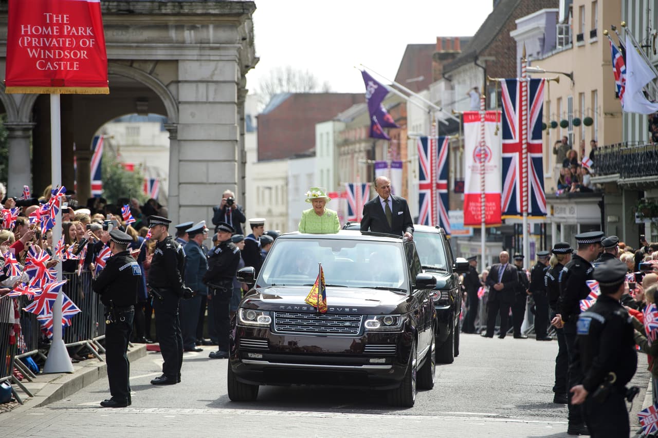 En un detalle inusual, el ataúd de Philip será llevado del castillo de Windsor a la capilla de St. George 
<b><a href="https://www.univision.com/famosos/principe-philip-land-rover-funeral-fotos">en un Land Rover parecido al modelo que él ayudó a diseñar</a></b>. El príncipe fue un gran amante de estos vehículos británicos, así que la participación es un tributo a la pasión de Philip por estas camionetas utilitarias y su colaboración de diseño.