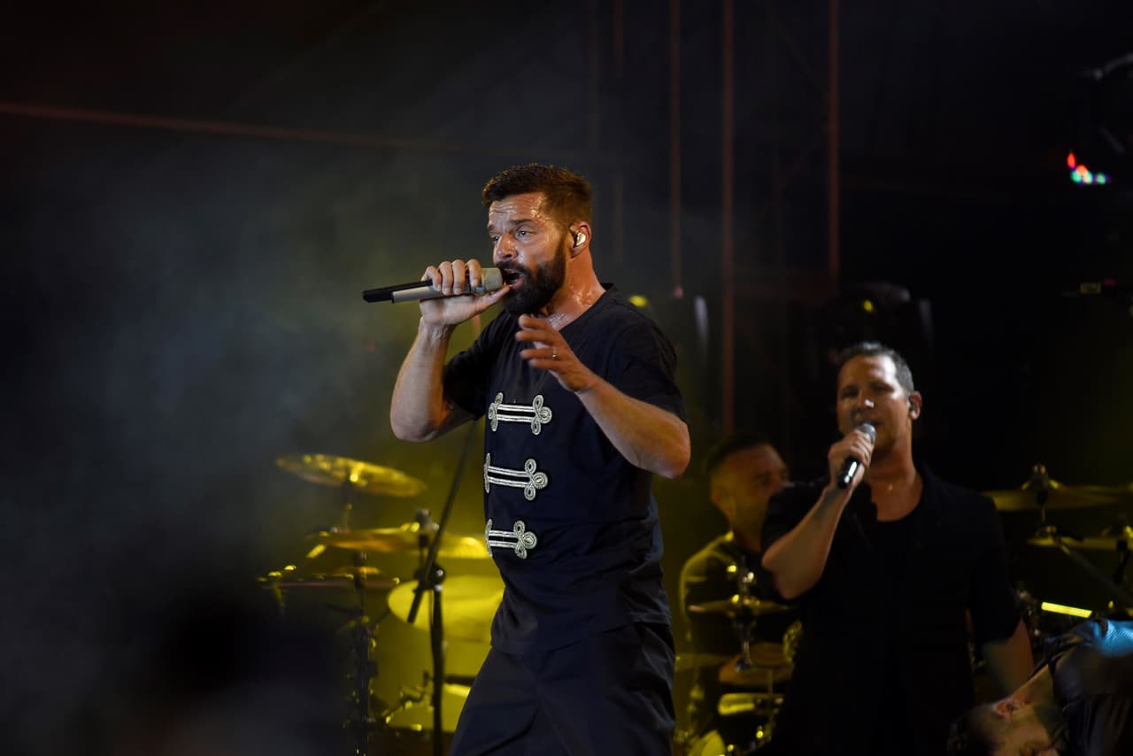 Más tarde, durante su concierto, Ricky Martin invitó a los activistas que luchan por la igualdad a que "
<b>por favor, no se den por vencidos,</b> que sigan fuertes, pisando sólido".