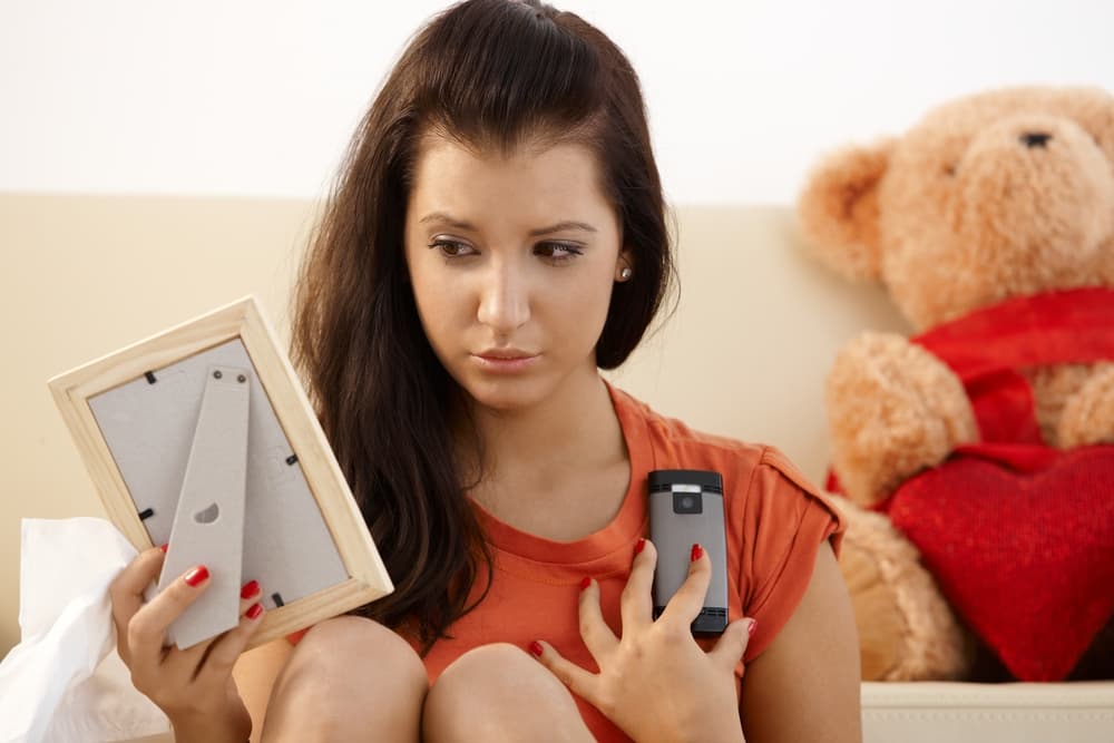 Lo primero que necesitarás es una imagen de la persona que quieres dejar atrás. Bota todo tipo de recuerdos que te deje esa persona y que no te estén ayudando a eliminarla de tu vida.