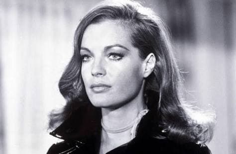 La actriz austriaca Romy Schneider, es de esas bellezas que resultan inolvidables, y su triste historia contribuye a hacerla mitológica: primero, Alain Delon le rompió el corazón, y después la muerte de su hijo Daniel le rompió el espíritu. En 1982, Romy murió de una aparente sobredosis de barbitúricos, aunque su madre declaró que había muerto "de tristeza".