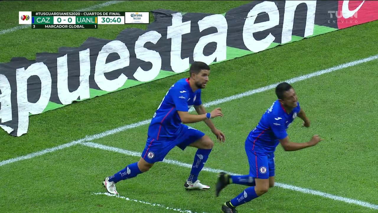 ¡CERCA! Jesús Dueñas disparó que se estrella en el poste.