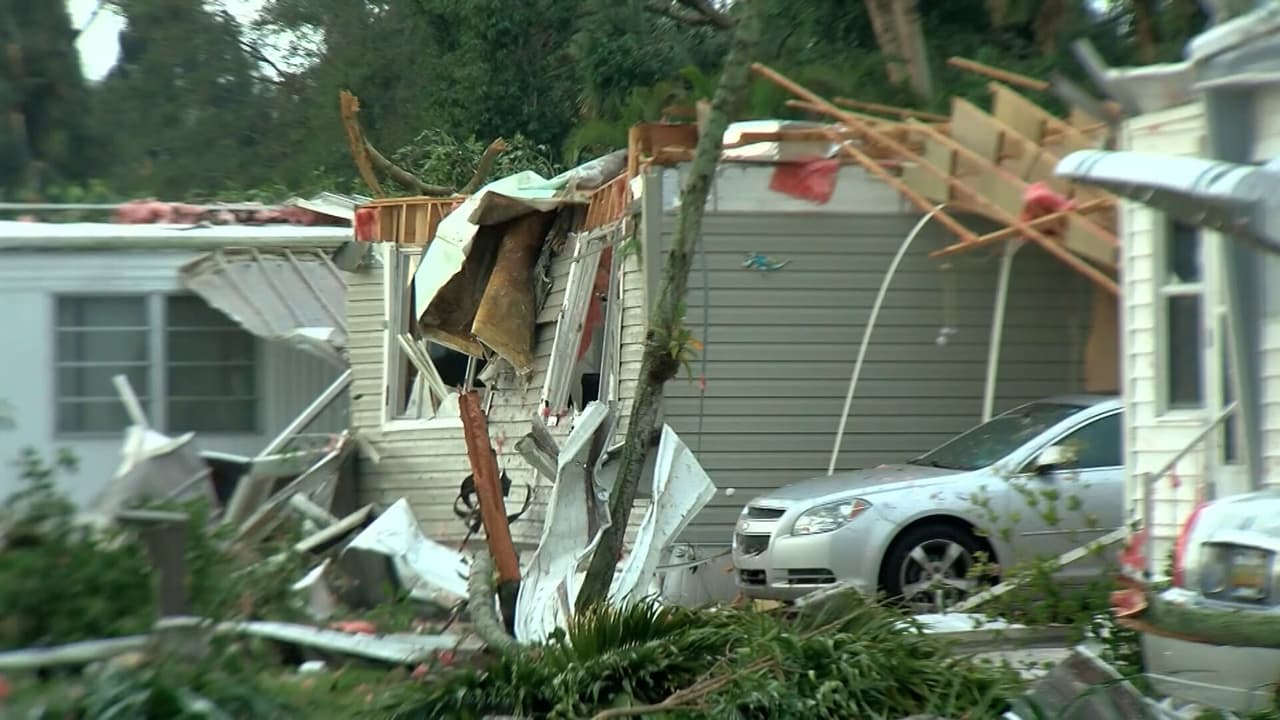 Un tornado tocó tierra en Fort Myers en la mañana de este domingo, ocasionando destrucción a su paso.