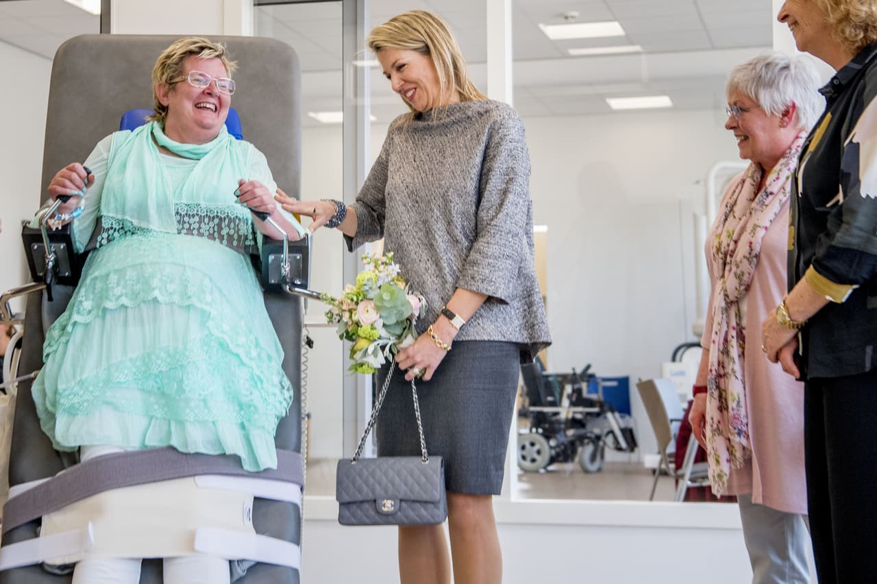 Apenas volvió a Holanda, Máxima retomó su agenda, visitando un hospital en Amsterdam, pero su sonrisa no era tan natural y chispeante como antes.