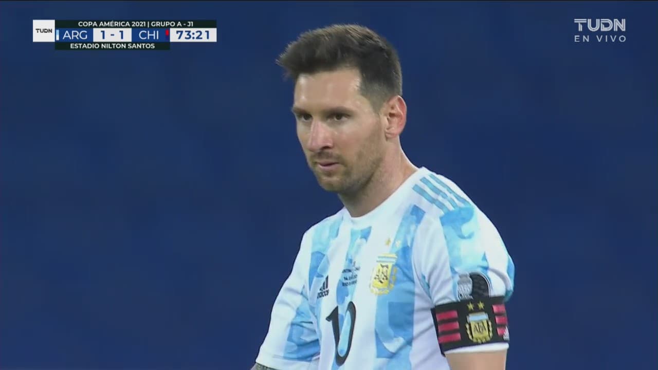 ¡Frena a Lionel Messi! Claudio Bravo ataja el cañonazo del argentino