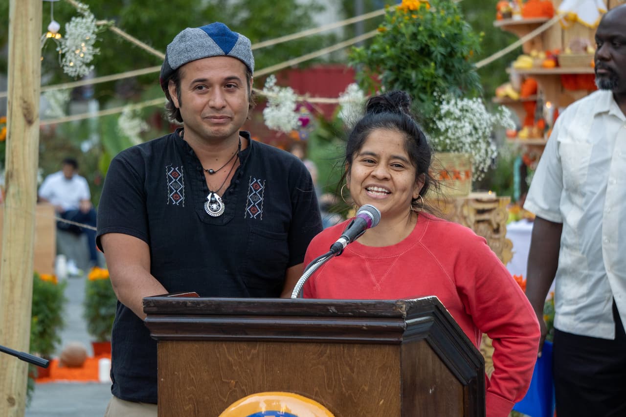 Para dar inicio a las celebraciones se invitó a todos a la inauguración del altar “Los nuestros”, creado por la reconocida artista mexicana Ivonne Pinto García.