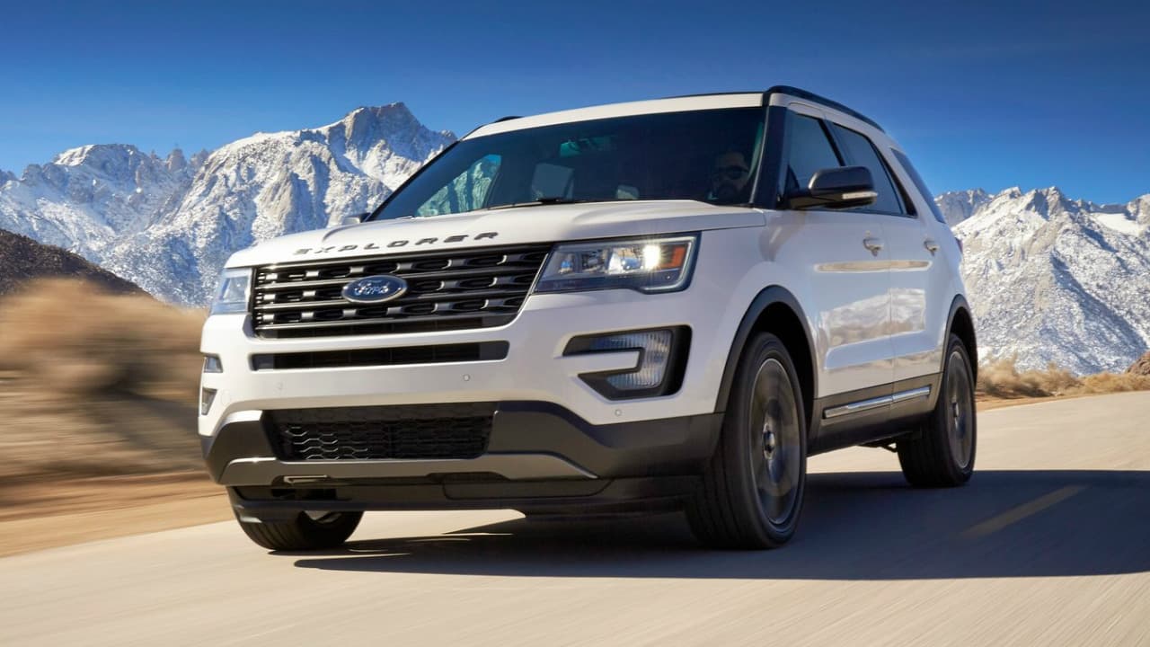 Otra SUV de tradición entre el público de Estados Unidos que hace feliz a incontables amas de casa es la
<b> Ford Explorer</b> y no es para menos.
<br>Ford se ha preocupado por incorporar en la 
<b>Explorer</b> detalles que respondan a necesidades de sus clientes que podrían parecer sencillas, pero que nunca antes nadie le había dado solución. Por ejemplo, la apertura del portón trasero sin necesidad de usar las manos. En el terreno de los familiares es uno de los consentidos por su imagen y desempeño
