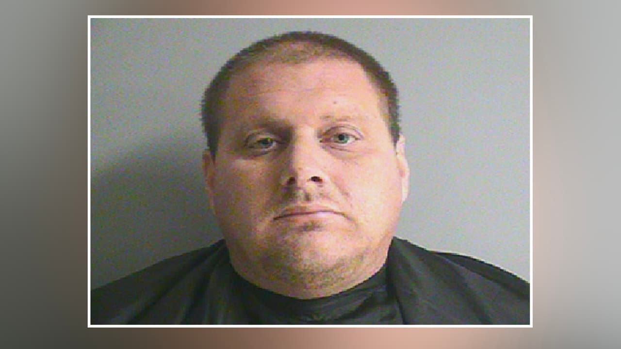 Arrestan a un empleado por instalar una cámara en el baño de una escuela en el área de Houston