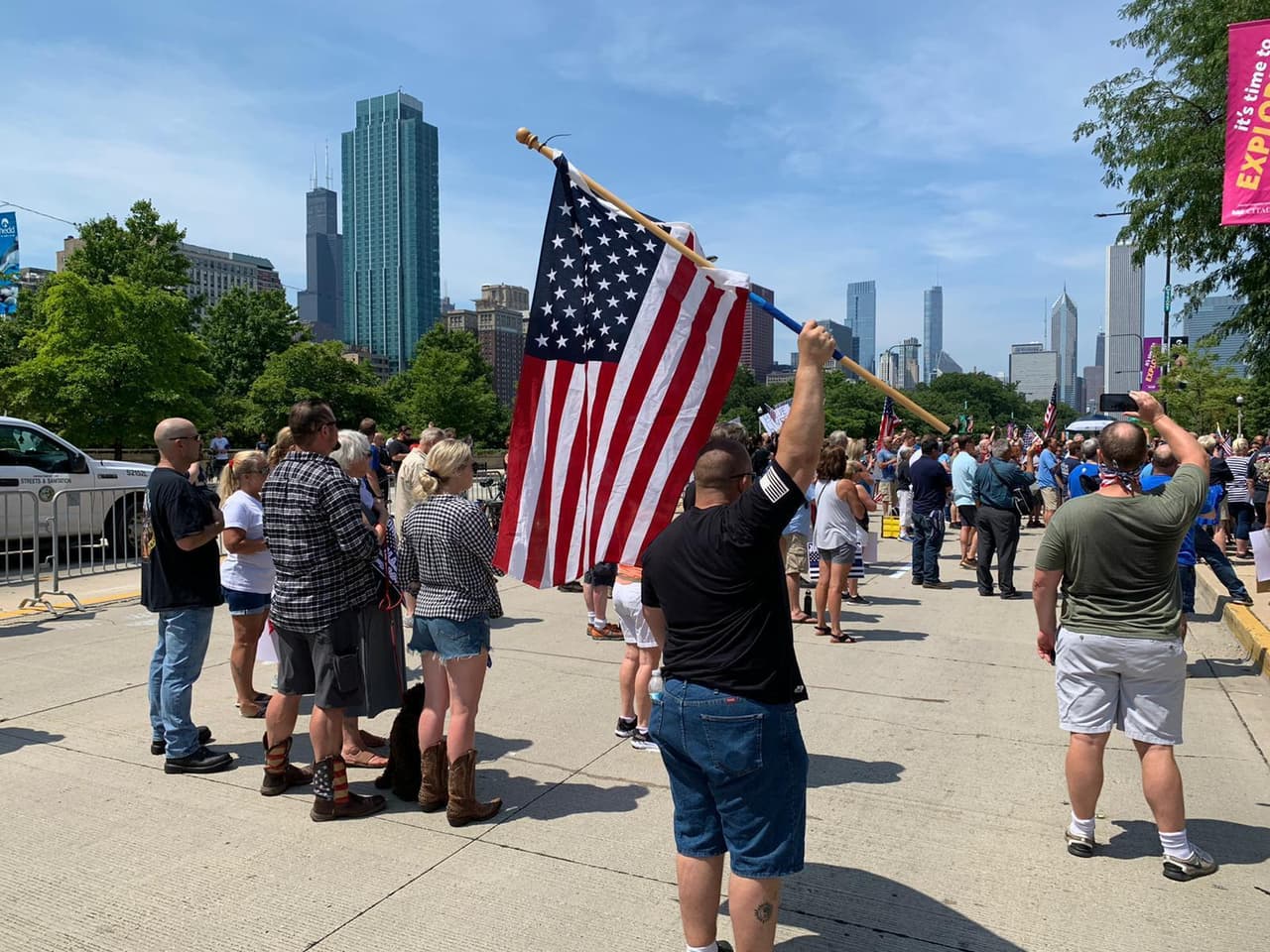 Chicago se divide en dos protestas por la presencia de policías federales que ordenó Trump