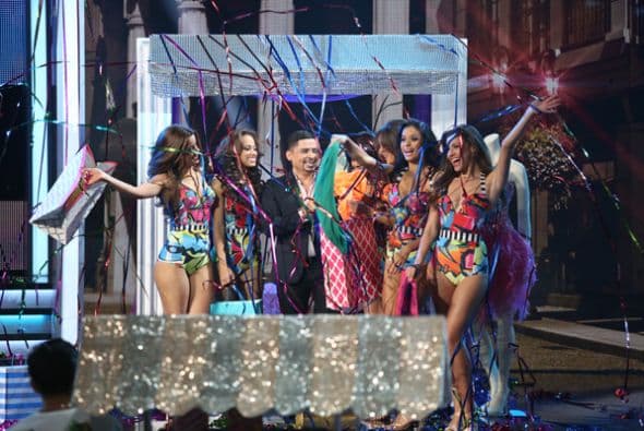 Taco de ojo para Larry Hernández. Las chicas de Nuestra Belleza Latina lo recibieron en bikini y por supuesto que él no se quejó.