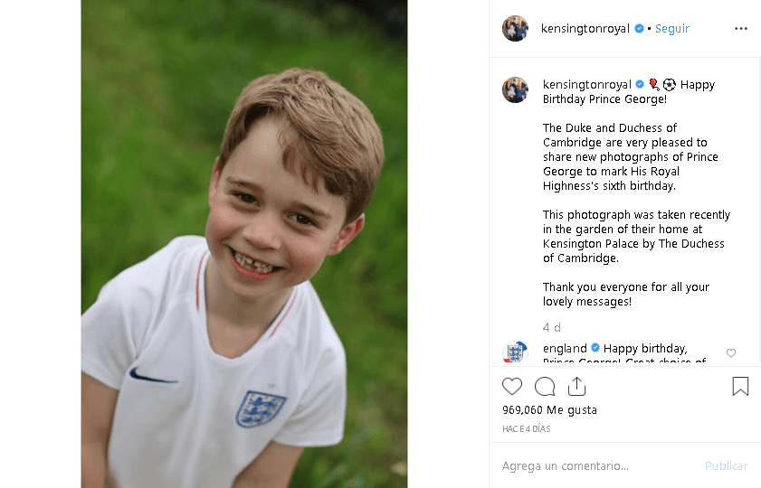 Las tres imágenes del hijo de Kate Middleton no indican cuándo fueron fotografiadas. En el mensaje solo se menciona que "esta fotografía fue tomada recientemente en el jardín de su casa en el palacio de Kensington por los duques de Cambridge".