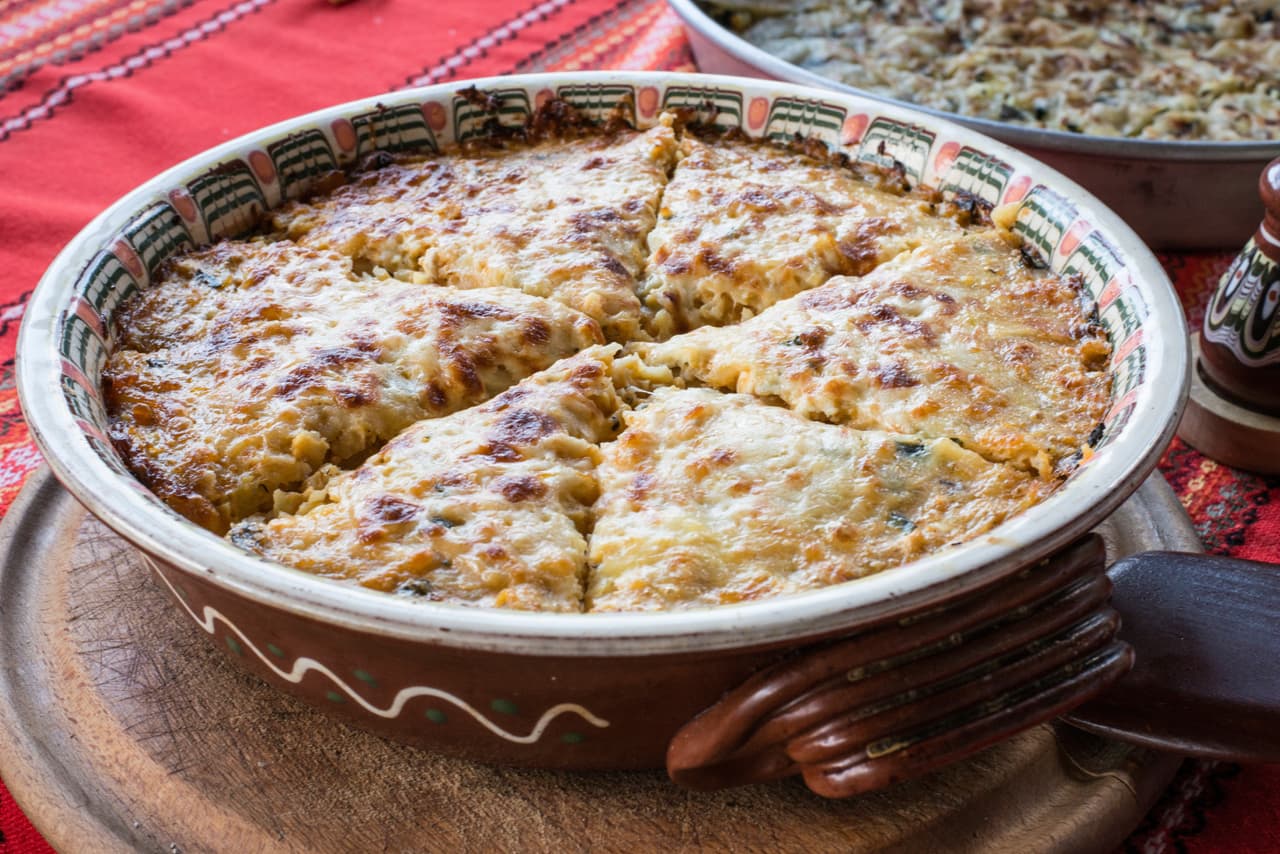 Para acompañar tus carnes puedes preparar una guarnición de papas gratinadas, con mantequilla saben exquisitas y es una de las mejores formas de cocinarlas.