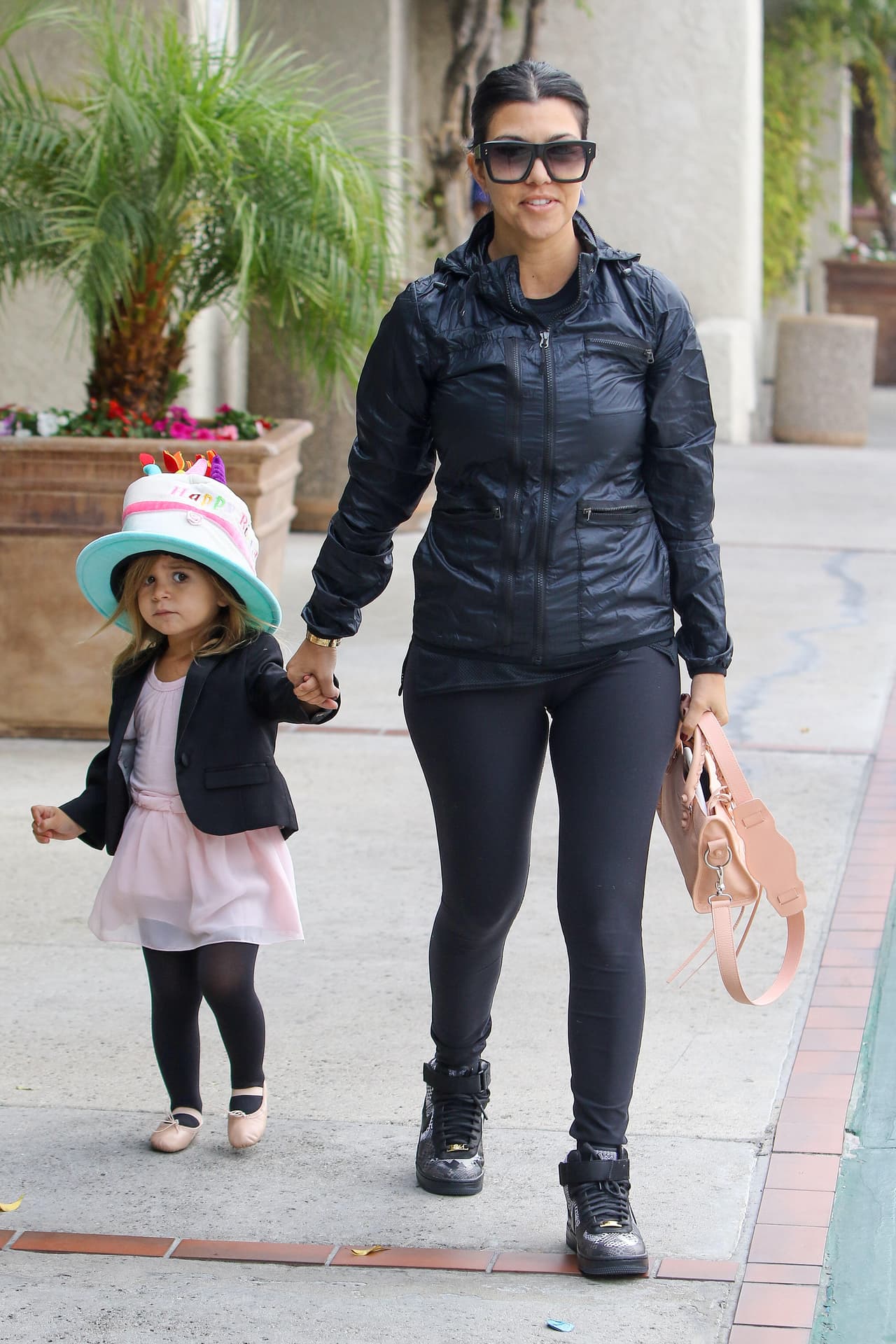 El martes pasado, en el show de entrevistas 
<b><a href="https://thereal.com/tags/KourtneyKardashian/" target="_blank">'The real'</a></b>, Kardashian anticipó que requería mayor tiempo con sus hijos: "Eso es algo que siempre pienso para mí: 
<b><a href="https://www.univision.com/entretenimiento/te-decimos-la-razon-por-la-que-kourtney-kardashian-nunca-volvera-con-scott-disick" target="_blank">¿Cuándo es suficiente?</a></b> Porque no me gusta perderme ciertas cosas, como ayudarles a mis hijos a hacer la tarea".
<br>