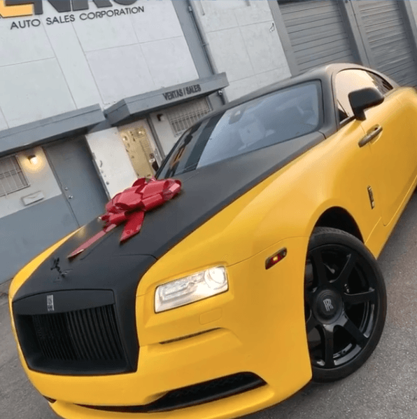 Esta unidad sobresale por su pintura bitono, en amarillo y negro, además de un juego de rines de 20 pulgadas también con una tonalidad oscura, similar al de la parrilla y la emblemática escultura del Espíritu del Éxtasis. El precio inicial del Rolls-Royce Wraith es de 320,500 dólares, aunque con estas tan espectaculares modificaciones sin duda supera los 350,000 dólares.