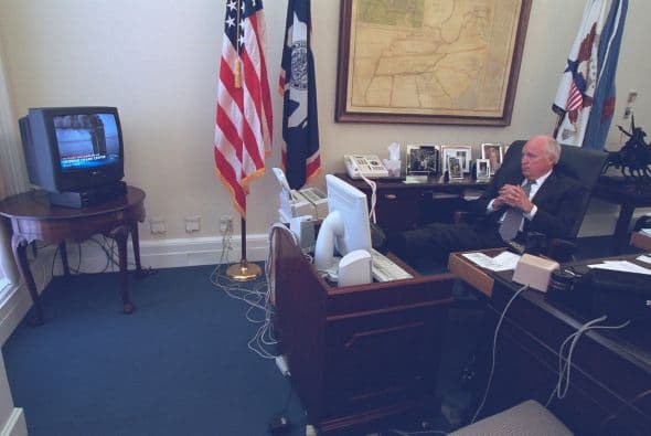 Imágenes nunca antes vistas de la Casa Blanca tras los atentados del 9/11. Aquí, el vicepresidente Deck Cheney mira en televisión los ataques terroristas. (Imagen del Archivo Nacional de EEUU).