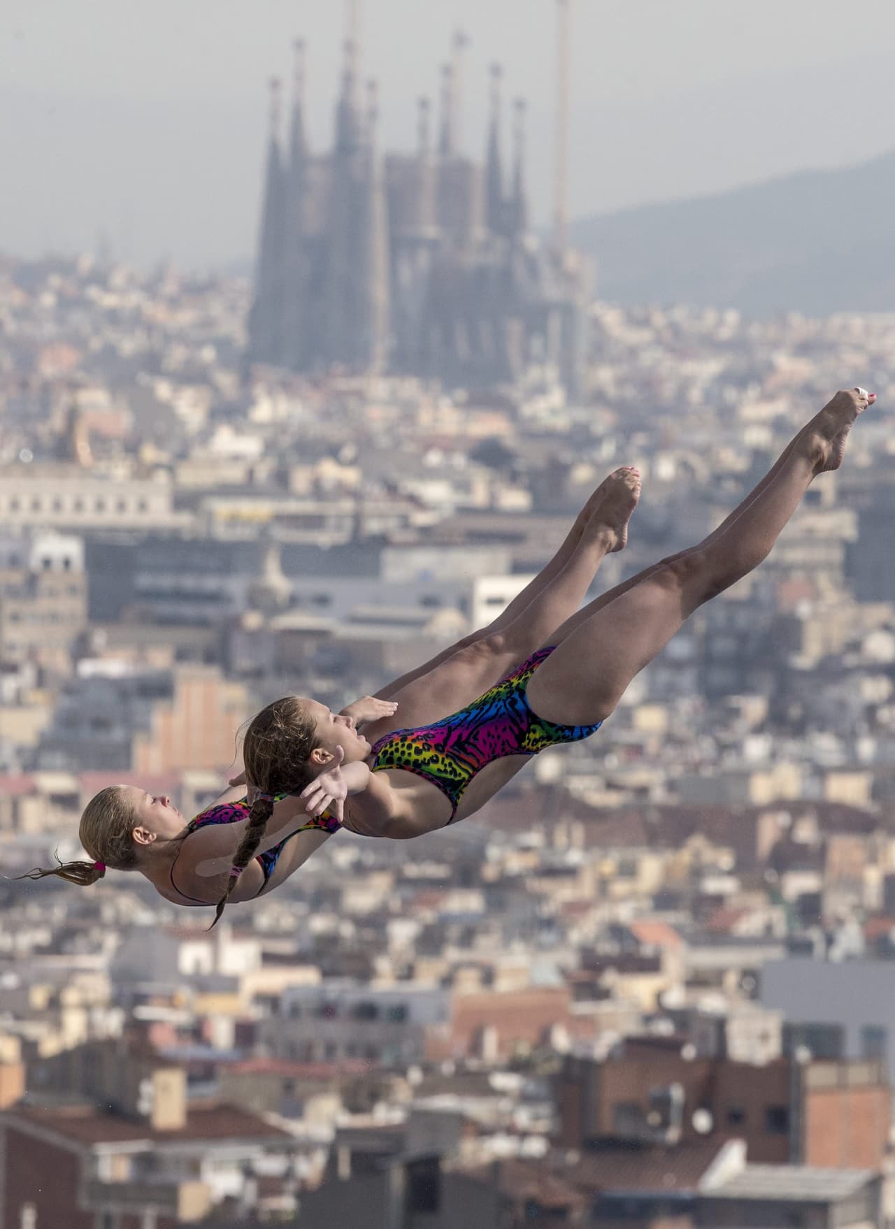 The Sagrada Familia in the background during synchronized 10 meter platform dive compettion at the Montjuic municipal swimming pool in Barcelona, July 22 2013. EFE/Patrick B. Kraemer
<br>