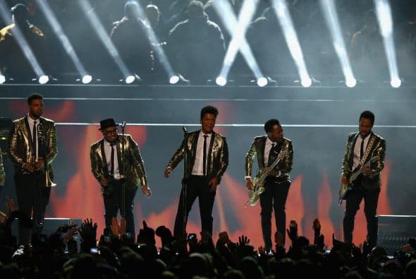Un cuidado estilismo retro, una banda llena de energía y una particular mezcla de soul y rock sirvieron al cantante Bruno Mars para cautivar a la millonaria audiencia del Super Bowl durante el descanso de la gran cita anual del fútbol americano. Mars, de sólo 28 años y sobre quien planeaba la duda de si sería capaz de enfrentarse a un escenario de tal calibre, optó por un show directo y contundente. Tras una breve introducción a cargo de un coro de niños, un espectacular solo de batería sirvió para abrir el fuego y dar paso rápidamente al gran éxito "Locked Out of Heaven". Impecablemente vestido con una chaqueta dorada, despachó el tema junto a una banda con una amplia sección de viento que se lució en las coreografías. Sin más dilación, Mars descargó su segundo hit, "Treasure", y a continuación demostró su capacidad para fusionar el soul, el pop y el rock integrando en su espectáculo a los Red Hot Chili Peppers. La banda de Anthony Kiedis y Flea puso a saltar a todo el estadio Metlife con su clásico "Give it Away". Los rockeros californianos, a pecho descubierto como manda la tradición, solo necesitaron un par de minutos para demostrar que siguen en buena forma y ceder de nuevo el protagonismo a Mars.