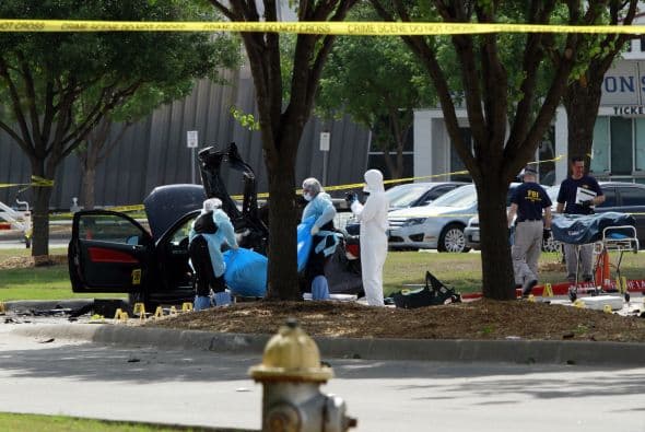 El tiroteo se produjo en horas de la tarde en un estacionamiento cercano al Centro Curtis Culwell, localizado en Garland. El lugar ya estaba fuertemente custodiado por la policía por razón del carácter polémico de la exposición que acoge el centro.
