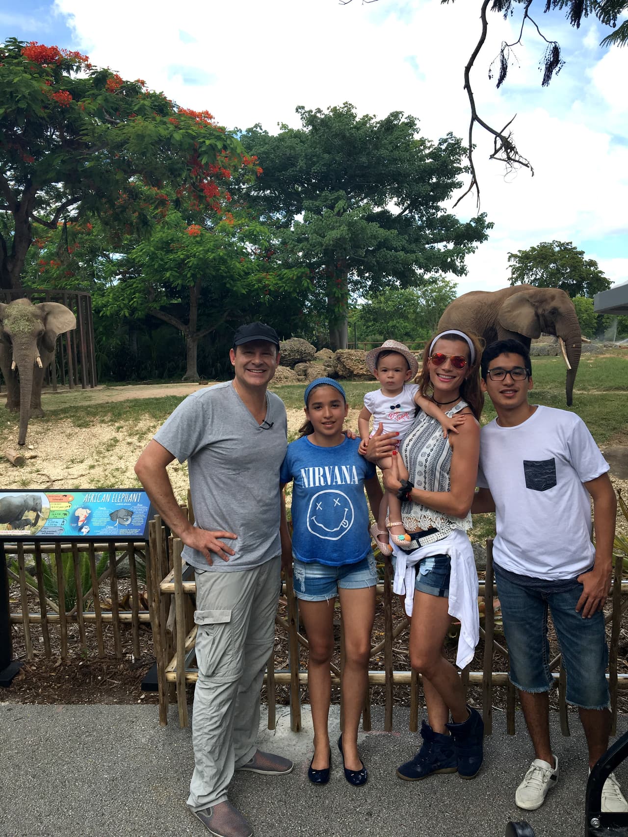 Todos posando sonrientes con el travieso elefante.