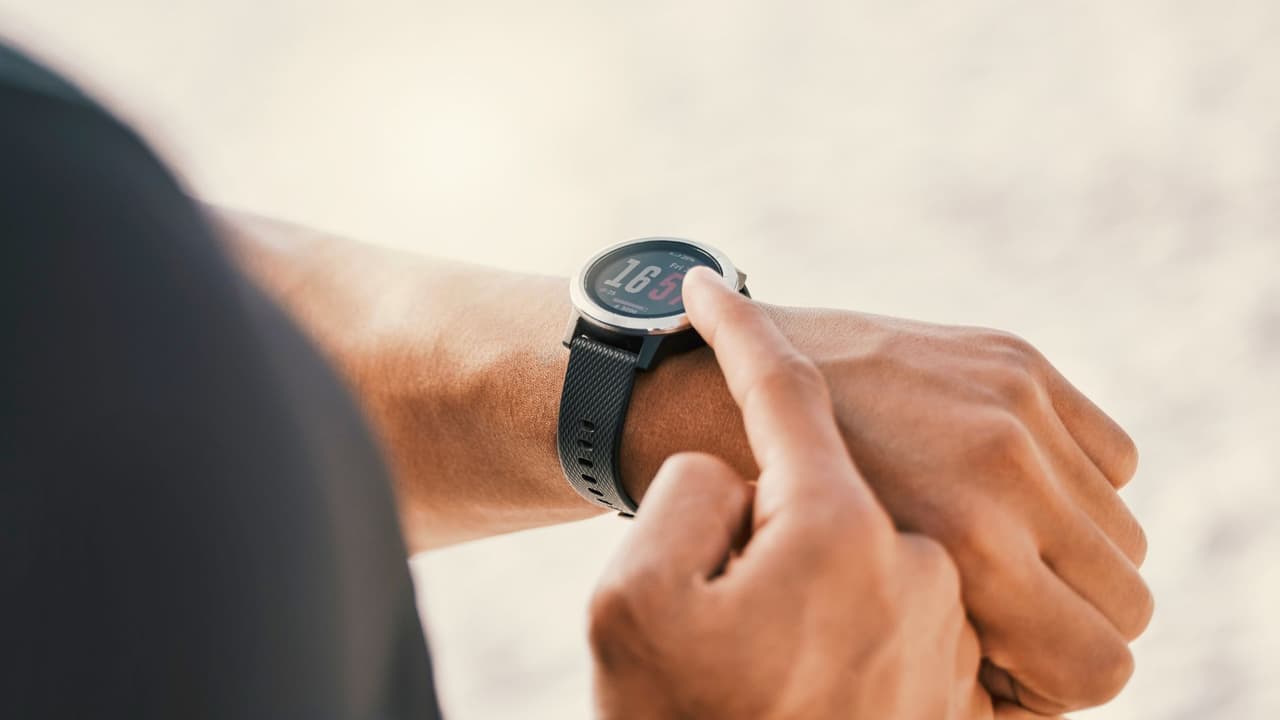 El cambio se llevará a cabo 
<b>a las 2 a.m. del domingo 3 de noviembre de 2024</b>. En ese instante, 
<b>los relojes se retrasarán una hora, volviendo a la 1 a.m. </b>Aunque muchos dispositivos como teléfonos y computadoras se actualizarán automáticamente, 
<b>recuerda ajustar manualmente aquellos relojes y aparatos que no lo hagan por sí mismos</b>, como microondas y radios de automóvil.