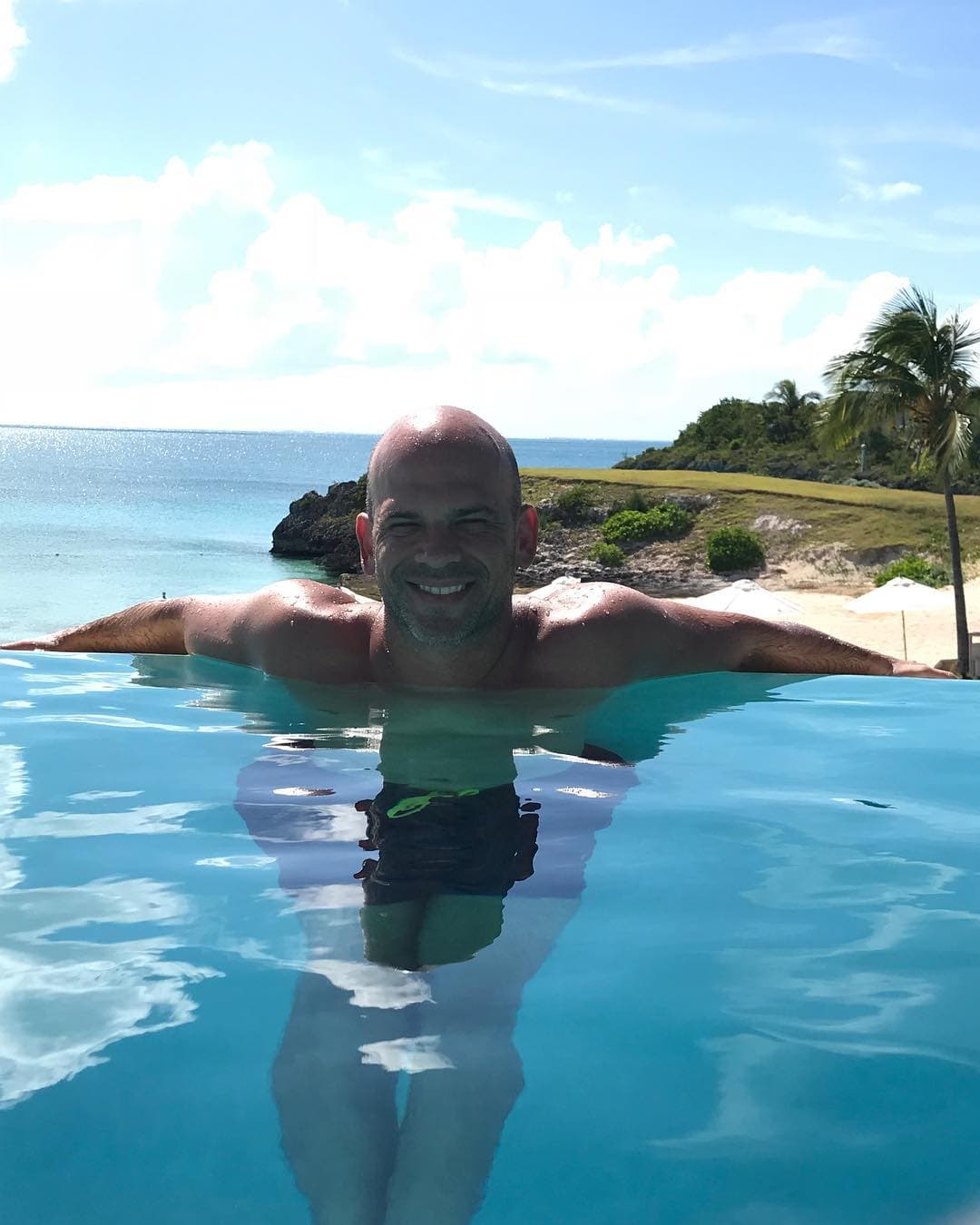 "Sabemos que la inteligencia se desborda en ti, pero cuando vimos estas fotos saliendo de la piscina, así mojadito, ¡oye, tu eres muy sexy doctor!", expresó Karla Martínez al ver la sesión de Juan Rivera.