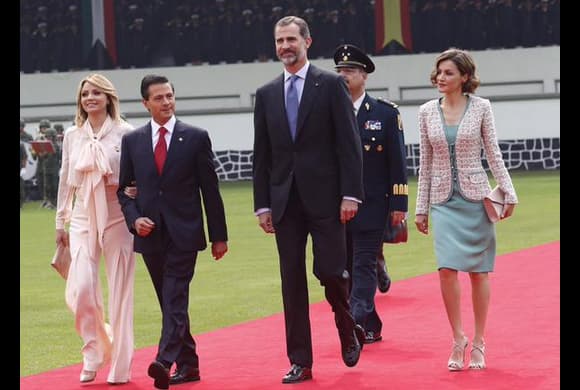 Tanto Letizia como Angélica se distinguieron con sus vestuarios.