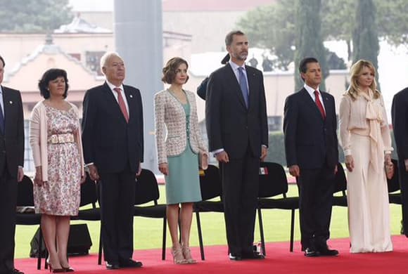 Derechitos entonando los himnos nacionales de sus naciones.