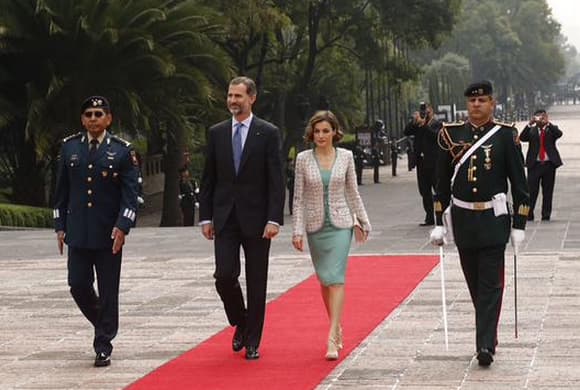 El jefe de Gobierno de la Ciudad de México entregó un pergamino así como la llave de la ciudad a Don Felipe y Doña Letizia.