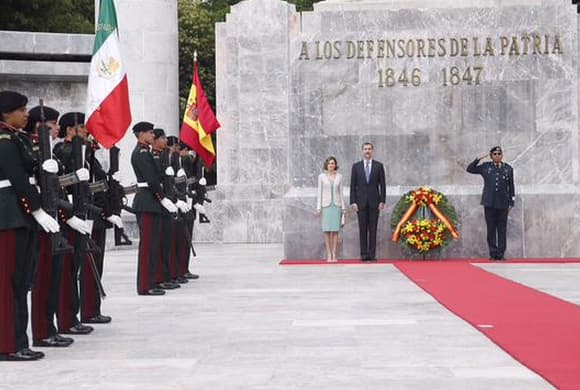 Tras un par de horas, los Reyes de España acudieron a la ceremonia de bienvenida que se realizó en su honor dentro de Campo Marte.