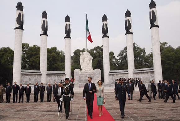 Su recorrido por el país comenzó con una visita al “Monumento de los Niños Héroes”.