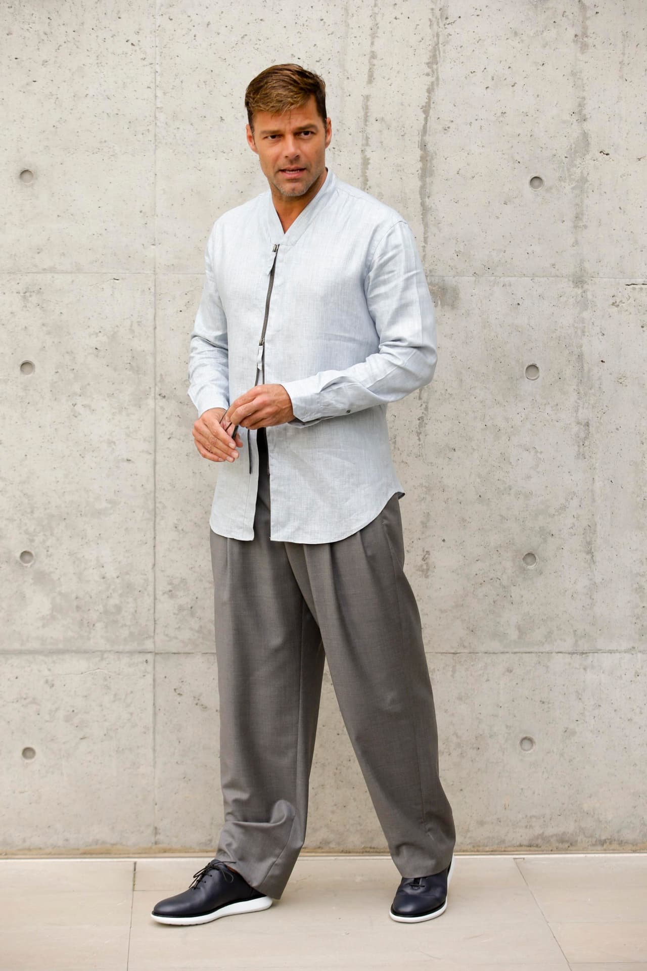 Él sabe cómo pasar por los pilares de la moda y lo hace con maestría, siempre luce fantástico.