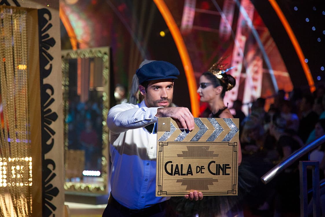 La sexta gala de Mira Quién Baila tuvo como tema principal el cine. Seis coreografías inspiradas en cintas musicales, dramas, ciencia ficción y comedias ocuparon esta noche la pista. Los jueces –que se presentaron disfrazados, Lola como La reina de corazones, Joaquín Cortés como Jack Sparrow y Dayanara Torres como el Cisne negro– se unieron al openning.