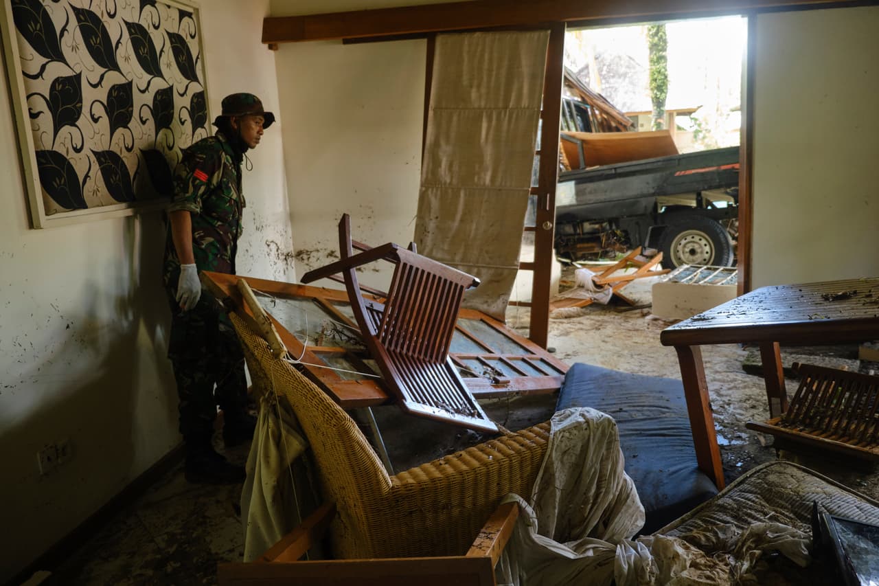 Un soldado indonesio en la búsqueda de víctimas del tsunami que destrozó varias habitaciones de un hotel en Tanjung Lesung, Indonesia.