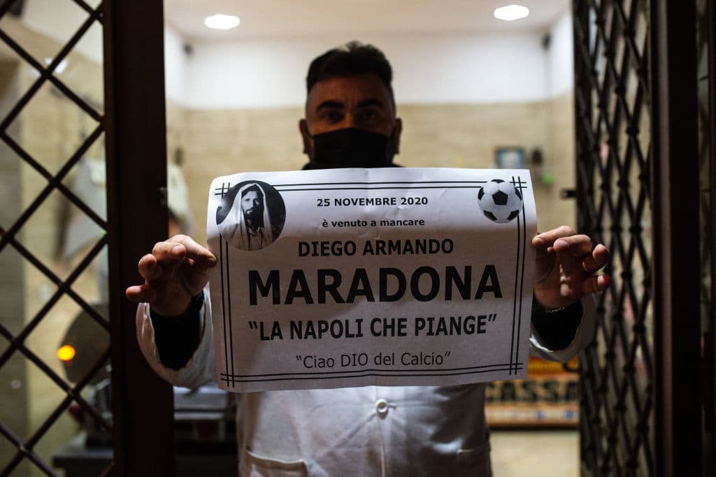 Así viven la muerte de Diego Armando Maradona en San Paolo.