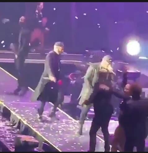 Al momento de voltear, el nominado a Premios Juventud no se percató de que la tarima se había terminado por lo que cayó al suelo. Parte del staff brincó para auxiliarlo y trasladarlo al hospital.